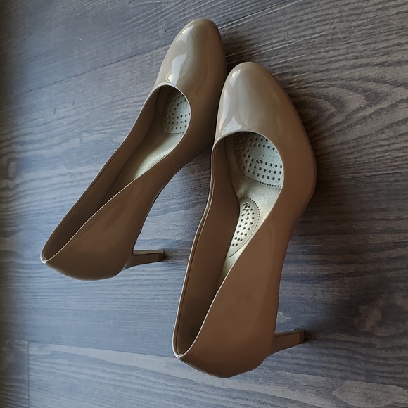 Heels - Picture 2 of 3